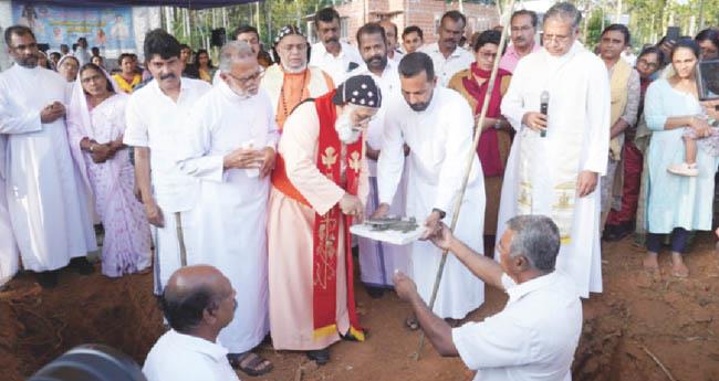 വ​യ​നാ​ട് പു​ഞ്ചി​രി​മ​ട്ടം ഉ​രു​ൾ​ദു​ര​ന്ത​ബാ​ധി​ത​ർ​ക്കാ​യി കെ​സി​ബി​സി ന​ട​പ്പാ​ക്കു​ന്ന പു​ന​ര​ധി​വാ​സ ഭ​വ​ന പ​ദ്ധ​തി​യു​ടെ ശി​ലാ​സ്ഥാ​പ​നം തോ​മാ​ട്ടു​ചാ​ലി​ൽ കെ​സി​ബി​സി പ്ര​സി​ഡ​ന്‍റ് ക​ർ​ദി​നാ​ൾ മാ​ർ ബ​സേ​ലി​യോ​സ് ക്ലീ​മി​സ് കാ​തോ​ലി​ക്കാ​ബാ​വ നി​ർ​വ​ഹി​ക്കു​ന്നു.